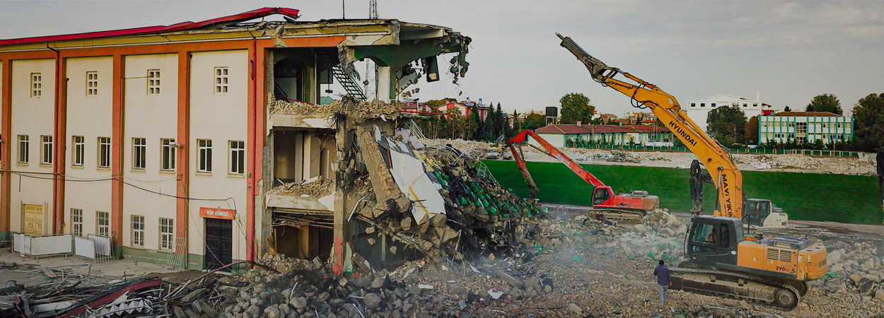 Mavi Yıkım tarafından gerçekleştirilen Konya Stadyumu Yıkımı'na ait görseldir. Tüm Hakkı saklıdır.